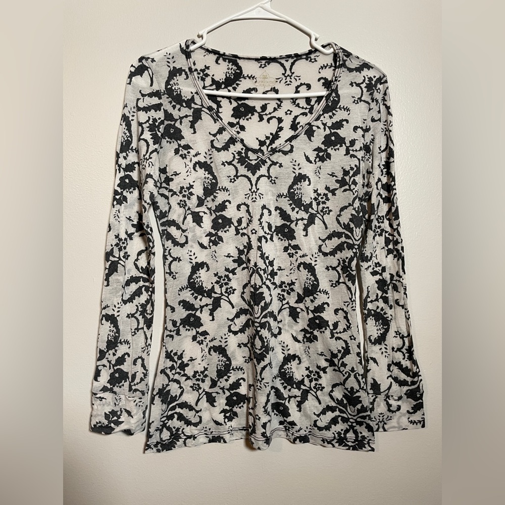 Patterned yoga shirt